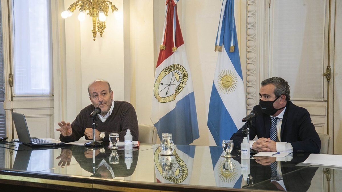 El secretario de Salud municipal de Rosario, Leonardo Caruana, junto al intendente Pablo Javkin durante una conferencia de prensa / Foto de archivo