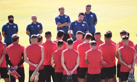 Sin refuerzos y con varias bajas por covid, Independiente juega su segundo amistoso de pretemporada ante Talleres en el Estadio UNO de La Plata. Sin refuerzos y con varias bajas por covid, Independiente juega su segundo amistoso de pretemporada ante Talleres en el Estadio UNO de La Plata.