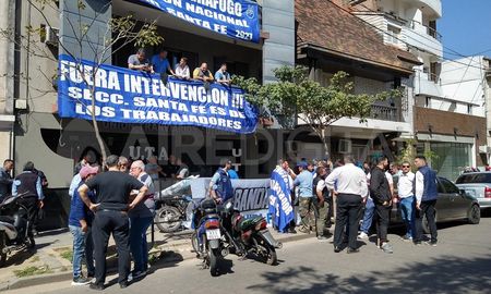 Delegados de la UTA Santa Fe se concentraron fuera de la sede ante conocer el resultado del fallo judicial. Delegados de la UTA Santa Fe se concentraron fuera de la sede ante conocer el resultado del fallo judicial.