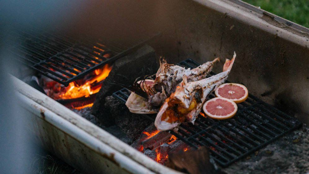 Una mujer vegana denunció a sus vecinos por el “fuerte olor a carne” de sus asados