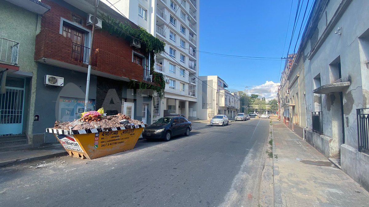 Un delincuente trepó hasta el departamento, en un cuarto piso, donde viven un agente de Prefectura y su esposa.