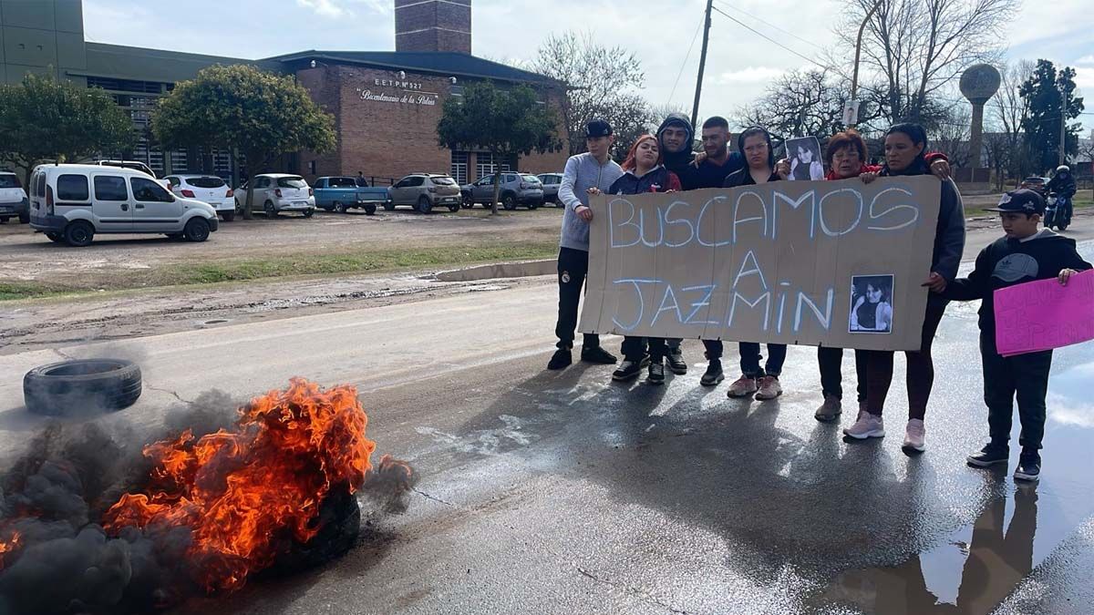 Miembros de la comunidad posan con el cartel en la manifestación para pedir información sobre el paradero de Jazmín. Miembros de la comunidad posan con el cartel en la manifestación para pedir información sobre el paradero de Jazmín.