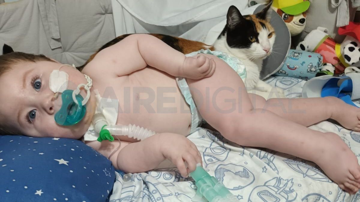 Conrado junto a una de sus mascotas