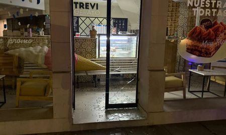 El robo se produjo en la madrugada de este jueves en una heladera de pleno Bulevar. El robo se produjo en la madrugada de este jueves en una heladera de pleno Bulevar.
