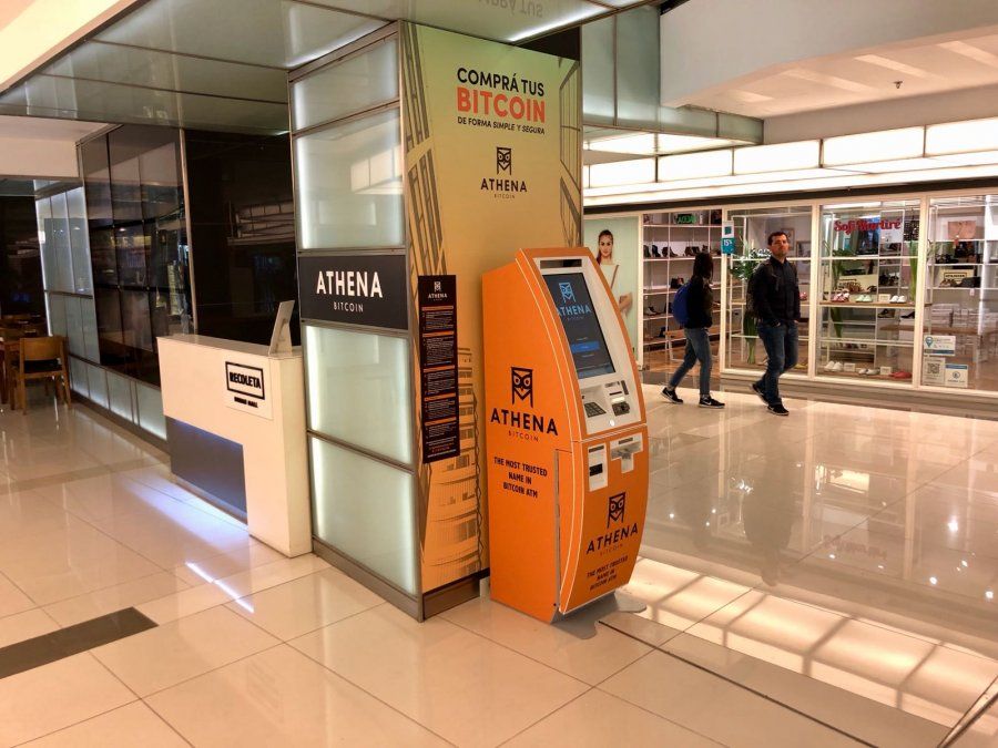 Existen más de 15 cajeros automáticos que permiten comprar bitcoin con pesos en Argentina.