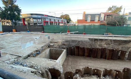La obra consiste en la renovación de un tramo de cerca de 60 metros del colector cloacal de 1.300 mm de diámetro ubicado en Av. López y Planes al 3500. La obra consiste en la renovación de un tramo de cerca de 60 metros del colector cloacal de 1.300 mm de diámetro ubicado en Av. López y Planes al 3500.