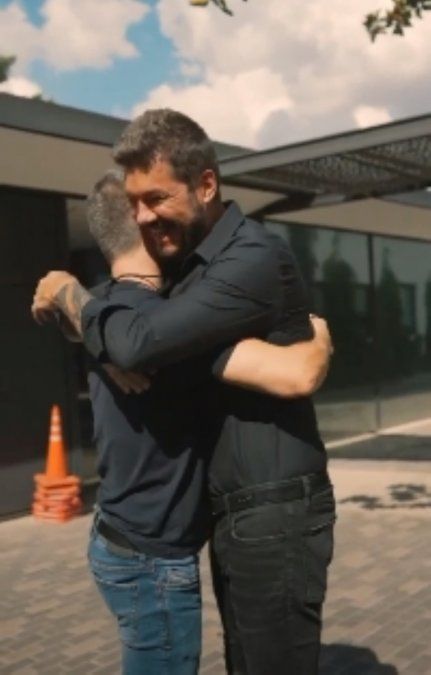 Tinelli se encuentra con Suar y se saludan con un fuerte abrazo