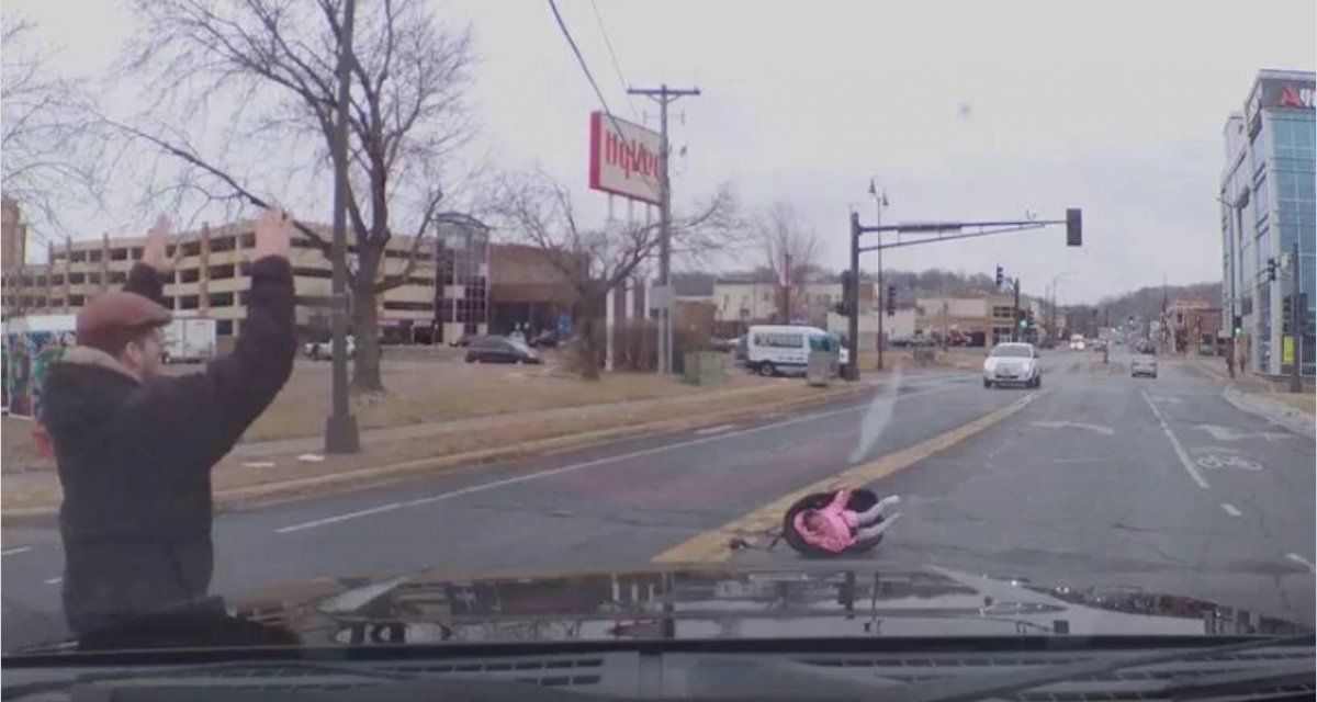 El momento en que una nena se cayó de un auto en movimiento: la madre no se dio cuenta y siguió manejando