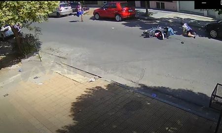 El momento en que Magalí quedó tirada en el asfalto y el delincuente se acerca corriendo a patearle el pecho. El momento en que Magalí quedó tirada en el asfalto y el delincuente se acerca corriendo a patearle el pecho.