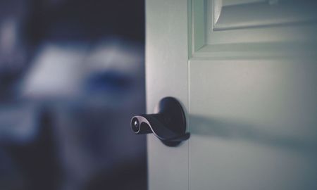 Por qué algunas personas no pueden dormir con la puerta abierta. Por qué algunas personas no pueden dormir con la puerta abierta.