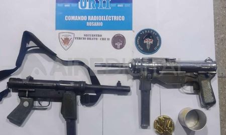 Tres hombres que intentaron fugarse de la policía tenían dos ametralladoras ocultas en un bolso&nbsp;