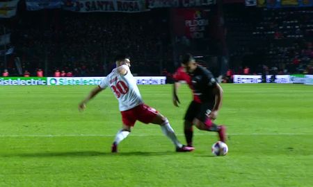 Wanchope Ábila reclamó un penal a favor de Colón pero el VAR terminó sancionando un fuera de juego que dejó sin validez su reclamo. Wanchope Ábila reclamó un penal a favor de Colón pero el VAR terminó sancionando un fuera de juego que dejó sin validez su reclamo.