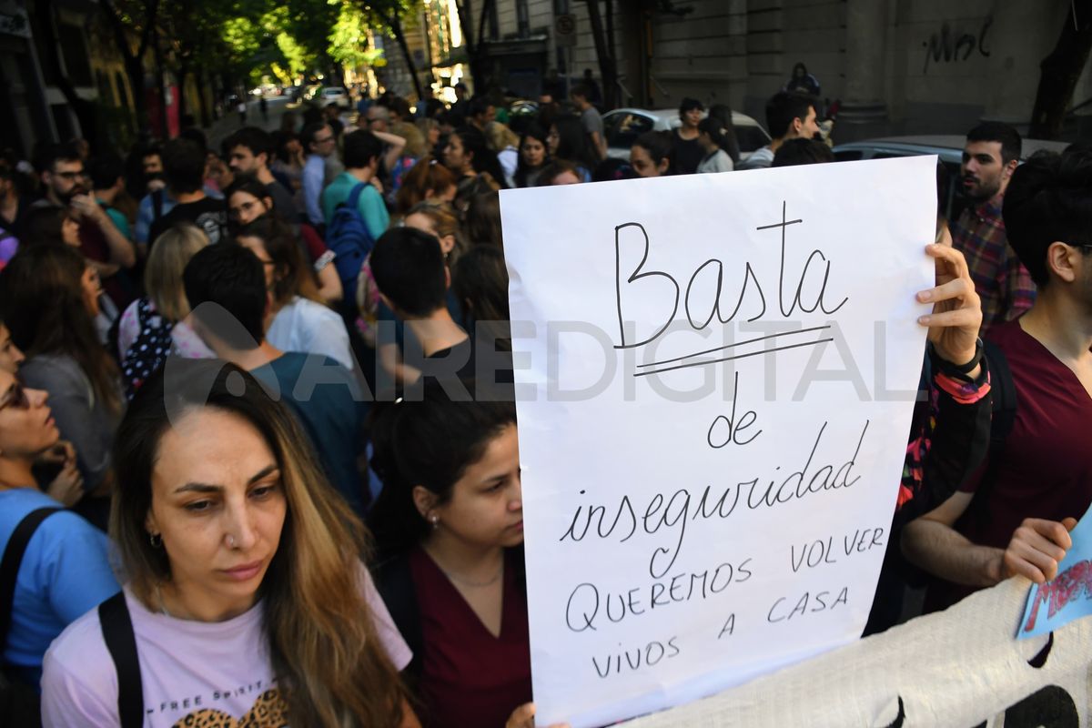 Trabajadores del hospital realizaron una manifestación tras el crimen del policía Trabajadores del hospital realizaron una manifestación tras el crimen del policía