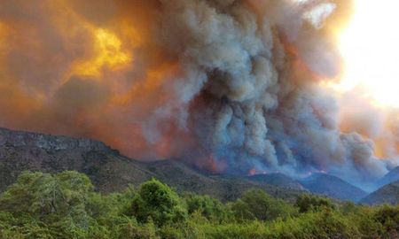 Focos de incendios en El Hoyo, Lago Puelo, El Maitén y el paraje Las Golondrinas amenazan a las poblaciones de la Comarca Andina y que provocaron la evacuación preventiva de al menos 200 pobladores. Focos de incendios en El Hoyo, Lago Puelo, El Maitén y el paraje Las Golondrinas amenazan a las poblaciones de la Comarca Andina y que provocaron la evacuación preventiva de al menos 200 pobladores.