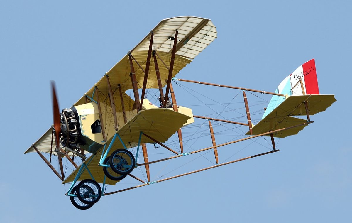 Esta es una réplica exacta del Caudron C.3, el avión con el que Adrienne Bolland cruzó los Andes en 1921. Este biplano fue ampliamente usado en la I Guerra Mundial como aeronave de reconocimiento y entrenamiento, y estaba impulsado por un motor radial Le Rhöne de 80 HP.