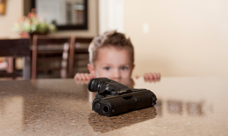 Un niño de 8 años mató de accidentalmente a una beba de un año tras sacarle el arma a su padre Un niño de 8 años mató de accidentalmente a una beba de un año tras sacarle el arma a su padre