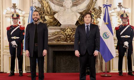 El mandatario extranjero fue recibido con alfombra roja por Milei, mientras lo escoltaba por la banda militar del Regimiento de Granaderos, quienes le hicieron un pasillo de honor y luego le presentó a los ministros. El mandatario extranjero fue recibido con alfombra roja por Milei, mientras lo escoltaba por la banda militar del Regimiento de Granaderos, quienes le hicieron un pasillo de honor y luego le presentó a los ministros.