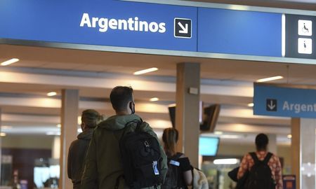 Turismo internacional: en el 1° cuatrimestre de 2021, las partidas y arribos por vía aérea cayeron 75% y 91,7% interanual, respectivamente. Turismo internacional: en el 1° cuatrimestre de 2021, las partidas y arribos por vía aérea cayeron 75% y 91,7% interanual, respectivamente.