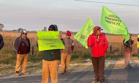 Trabajadores despedidos compañeros y representantes gremiales se manifestaron en la ruta 70 Trabajadores despedidos compañeros y representantes gremiales se manifestaron en la ruta 70