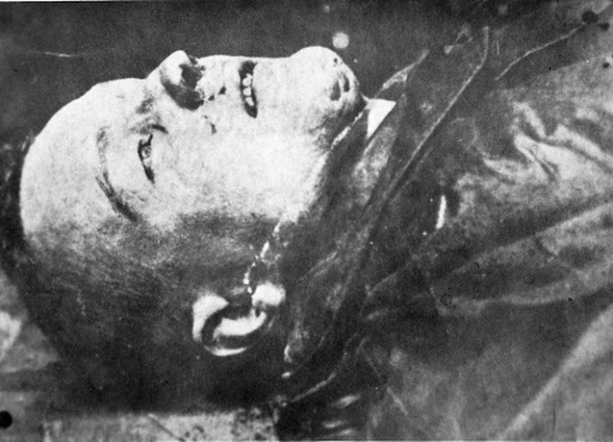 El martes 23 de abril de 1918, aviones de la Royal Air Force (RAF) arrojaron pequeños envoltorios sobre las líneas alemanas, que contenían algunas fotos del cadáver de von Richthofen (foto) y otra de su sepultura, acompañadas de un mensaje que decía: “Para el Cuerpo Aéreo Alemán / Rittmeister Barón MANFRED van RICHTHOFEN murió en combate aéreo el 21 de abril de 1918 / Fue enterrado con todos los honores militares / Real Fuerza Aérea británica”. El martes 23 de abril de 1918, aviones de la Royal Air Force (RAF) arrojaron pequeños envoltorios sobre las líneas alemanas, que contenían algunas fotos del cadáver de von Richthofen (foto) y otra de su sepultura, acompañadas de un mensaje que decía: “Para el Cuerpo Aéreo Alemán / Rittmeister Barón MANFRED van RICHTHOFEN murió en combate aéreo el 21 de abril de 1918 / Fue enterrado con todos los honores militares / Real Fuerza Aérea británica”.