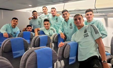La foto de algunos de los jugadores en el chárter de regreso a Argentina. La foto de algunos de los jugadores en el chárter de regreso a Argentina.