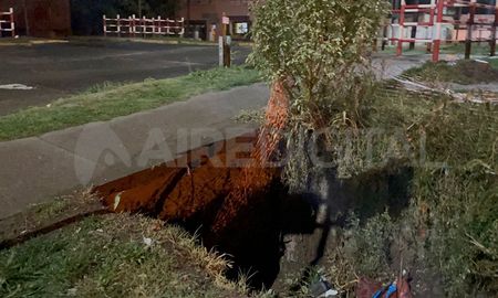 El hueco en el suelo de la vereda está muy cerca de la cancha del club Unión y del corralón municipal. Además, por el lugar pasa el tren casi todos los días y, advierte, representa un peligro.