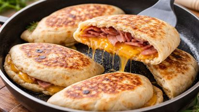 Pan relleno de lomito y cheddar en sartén: la receta fácil y lista en 20 minutos