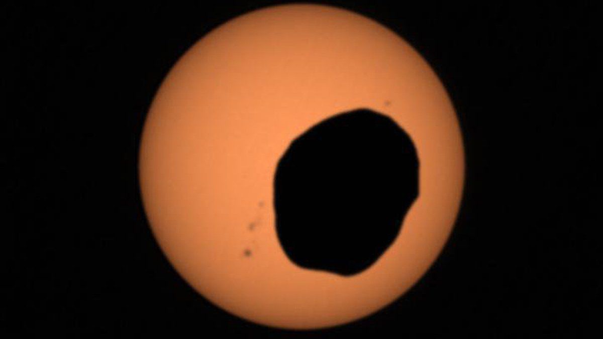 La luna Fobos de Marte pasando entre el planeta rojo y el Sol