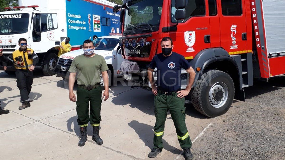 Dos bomberos de la ciudad de Santa Fe se sumaron al operativo en Córdoba. 