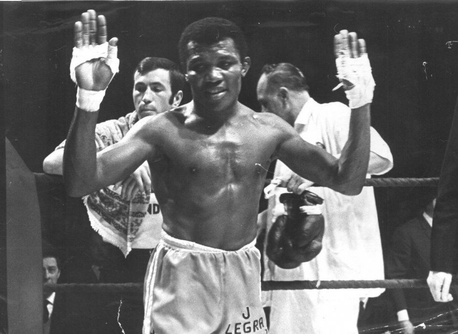 Otro de los que se fueron de Cuba para continuar su carrera profesional en el exterior fue José Adolfo Legrá Utria (nacido el 19 de abril de 1943), quien emigró a España en 1963 y cuya ciudadanía adoptó en 1966 –y donde sigue viviendo–, y fue dos veces rey pluma CMB a fines de 1960 y principios de 1970.