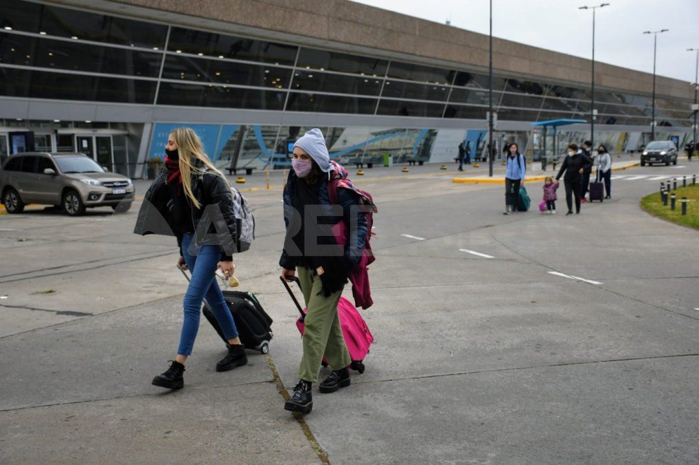 Los aeropuertos locales como el de Fisherton, esperan retomar progresivamente sus actividades a niveles prepandemia.
