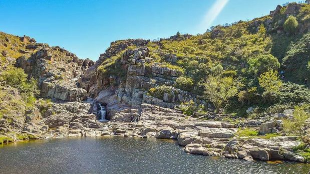 El río La Cruz desciende directamente de las Sierras Grandes, garantizando aguas oxigenadas y una temperatura ideal que regula el microclima de todo el valle durante el verano.