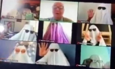 Alumnos asustan a profesor vestidos de fantasmas en clase virtual Alumnos asustan a profesor vestidos de fantasmas en clase virtual