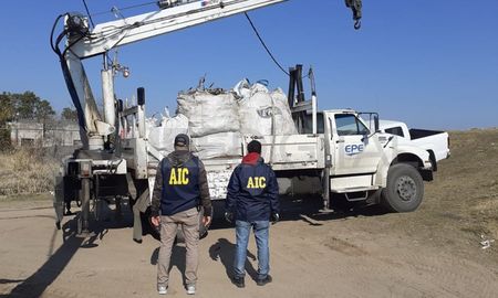 El jueves, los investigadores secuestraron cuatro toneladas de cobre y cables. El jueves, los investigadores secuestraron cuatro toneladas de cobre y cables.