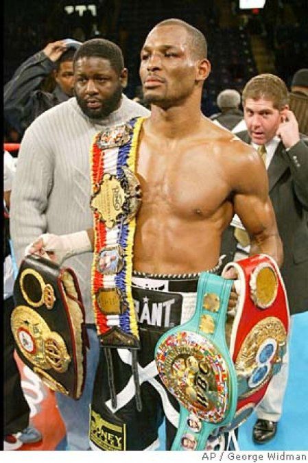 El primero que unificó las coronas de las cuatro entidades fue el estadounidense Bernard Hopkins. El 18 de septiembre de 2004 y, en el MGM Grand Garden Arena de las Vegas, le GKO 9 a su compatriota Oscar De La Hoya y, a sus cetros medianos (160 libras, o 72,574 kilos) AMB-CMB-FIB, le sumó el de la OMB que expuso el Golden Boy.