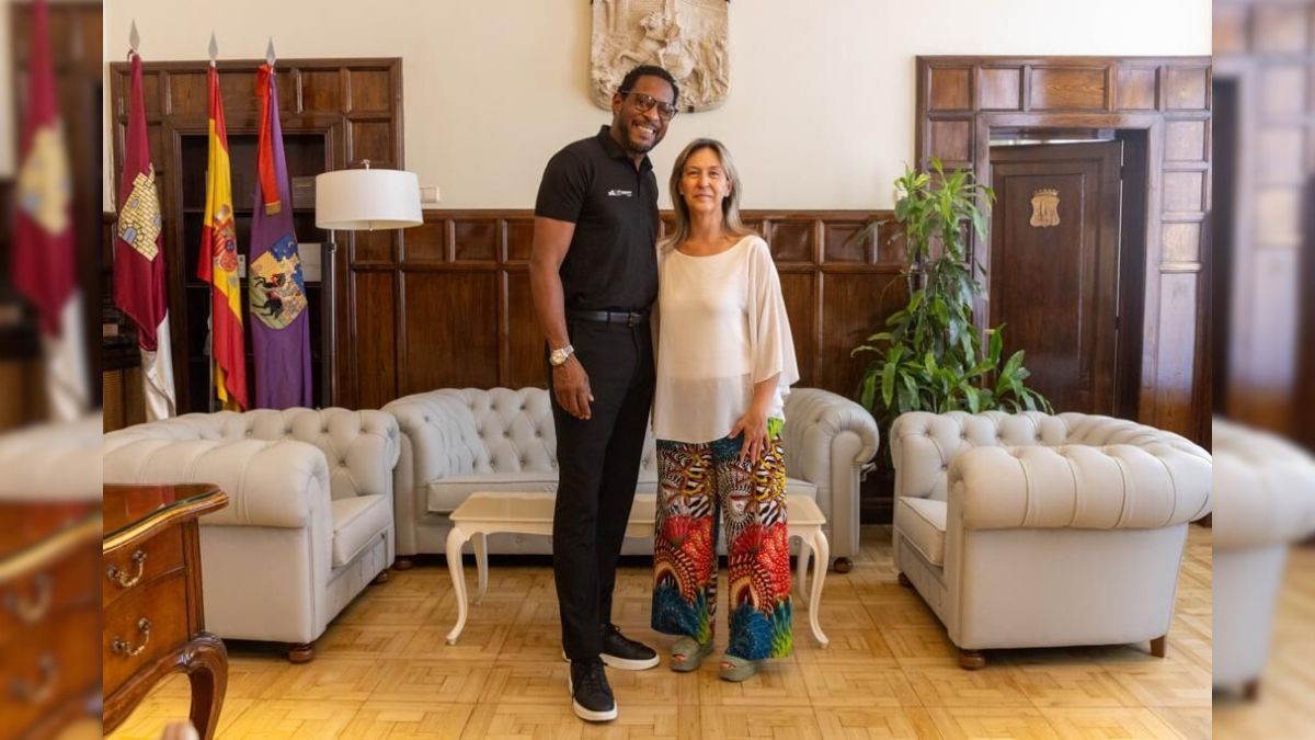 Al cumplirse 30 años de marcar su récord mundial de 2,45 metros (aún vigente), Sotomayor fue recibido y distinguido por la alcaldesa de Guadalajara, Ana Guarinos (foto). El cubano tiene la ciudadanía española desde 2015 y, cuando está en España, reside en esta localidad, ubicada en la comunidad de Castilla-La Mancha.