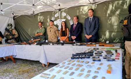 Tres allanamientos realizados en Rosario, Ibarlucea y Roldán permitieron la detención de tres personas y el secuestro de un importante arsenal que se encontraba oculto bajo tierra en barriles. Tres allanamientos realizados en Rosario, Ibarlucea y Roldán permitieron la detención de tres personas y el secuestro de un importante arsenal que se encontraba oculto bajo tierra en barriles.