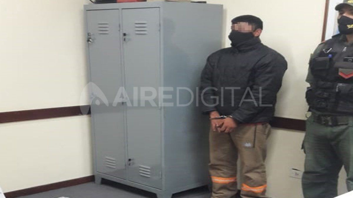 En el operativo se secuestraron 14 envoltorios con cocaína listos para su venta, una pistola Bersa modelo 64 Calibre 22, dinero en efectivo, una balanza digital y dos rollos de papel metalizado.