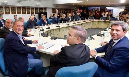los gobernadores se despegan de cristina y se unen por los fondos los gobernadores se despegan de cristina y se unen por los fondos