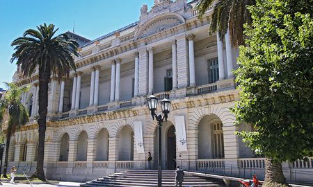 La Universidad Nacional de Rosario decidió desobligar a los estudiantes para que puedan asistir a la marcha contra los vouchers. La Universidad Nacional de Rosario decidió desobligar a los estudiantes para que puedan asistir a la marcha contra los vouchers.
