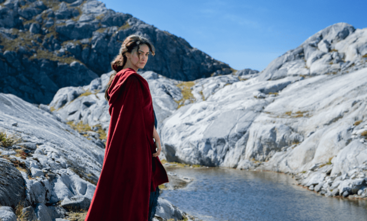 El personaje de Nazanin Boniadi es el curandero del pueblo de Tirharad.