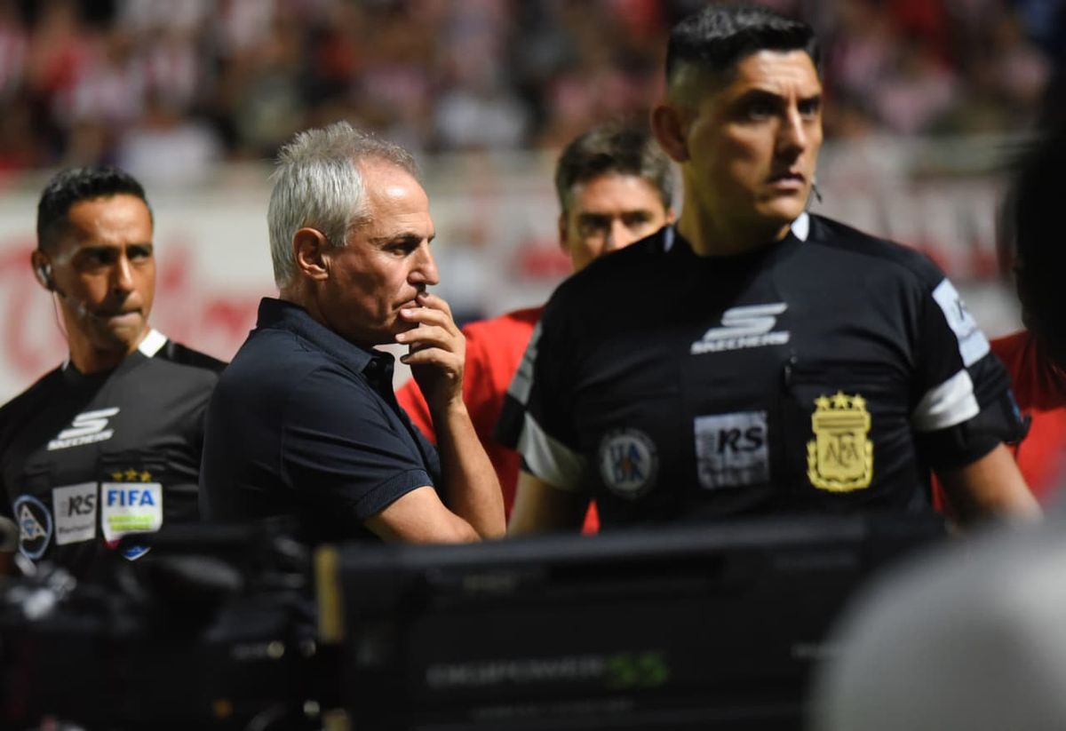 Madel&oacute;n viendo la jugada en el VAR que finalmente anul&oacute; Penel.