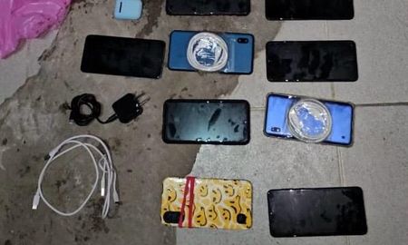 Los teléfonos fueron descubiertos cuando el agente pasó por uno de los escáner que tiene el penal de Coronda. Los teléfonos fueron descubiertos cuando el agente pasó por uno de los escáner que tiene el penal de Coronda.