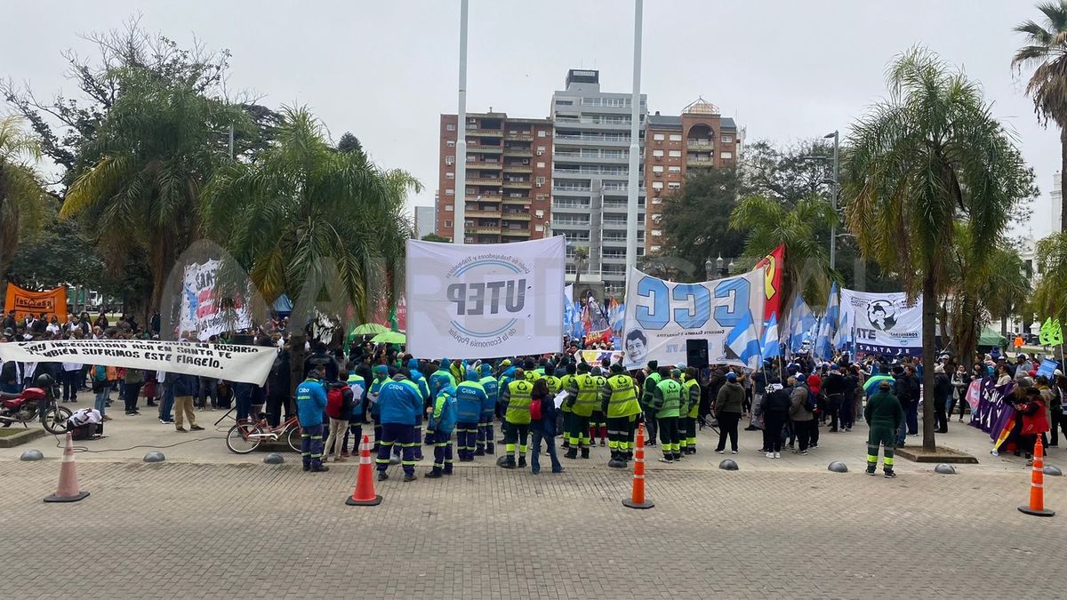 Distintas agrupaciones sociales y gremiales se concentraron frente a la Legislatura.&nbsp;