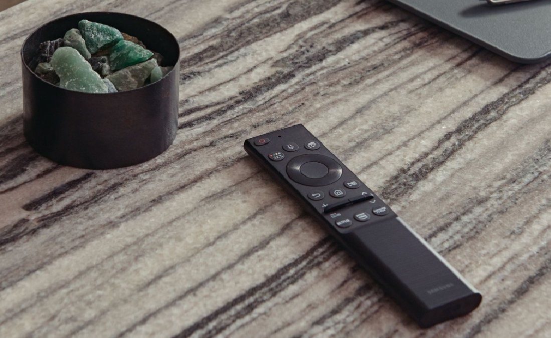 El control remoto solar tiene una celda que alimenta su batería interna con la luz ambiente o directa del sol