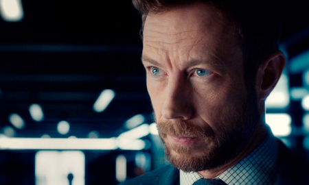 Kris Holden-Ried fue parte de series como Vikingos, Umbrella Academy y es el portagonista de Departure, la nueva serie de Paramount+