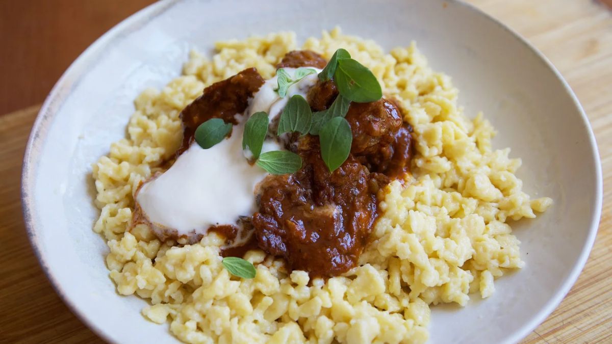 Podés saborear el clásico goulash con spatzle, salchichas alemanas con chucrut y cervezas artesanales tiradas. Podés saborear el clásico goulash con spatzle, salchichas alemanas con chucrut y cervezas artesanales tiradas.