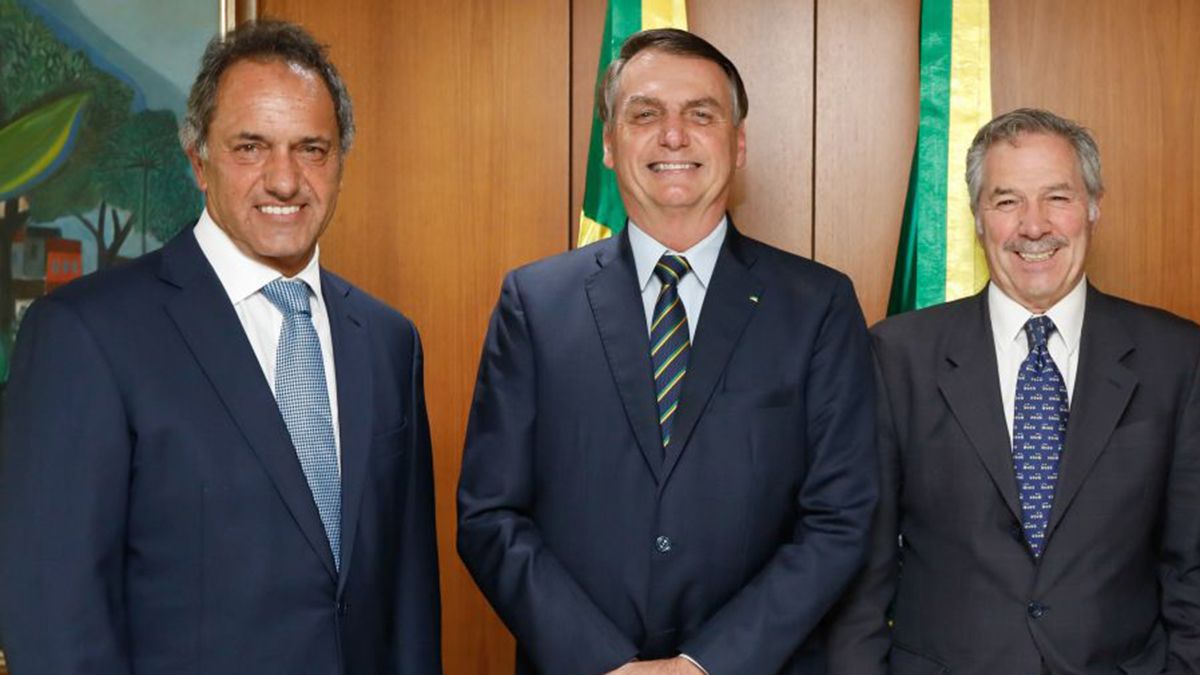 Daniel Scioli junto a Jair Bolsonaro y Felipe Sol&aacute; en su primer encuentro en Brasil.