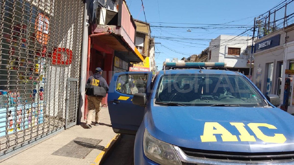 Desde el domingo al mediodía, en el lugar trabajan peritos de la Agencia de Investigación Criminal.