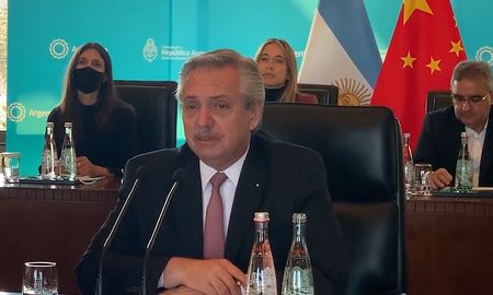 Alberto Fernández se entrevistó este viernes en Beijing con directivos del laboratorio que produce la vacuna contra el coronavirus Sinopharm. Alberto Fernández se entrevistó este viernes en Beijing con directivos del laboratorio que produce la vacuna contra el coronavirus Sinopharm.